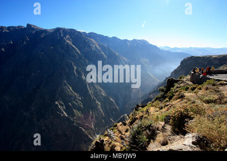 Touristen in den Colca Canyon in den Anden in der Nähe von Chivay, Peru, ist der tiefste Canyon der Welt. Stockfoto