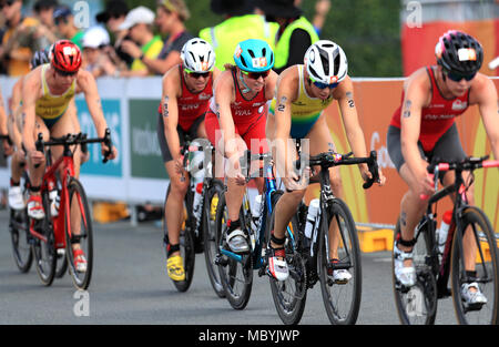 Wales' nicht Stanford (Mitte) konkurriert in der Frauen Triathlon Finale bei den Southport Broadwater Parklands während des Tages eine der 2018 Commonwealth Games in der Gold Coast, Australien. Stockfoto