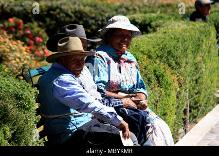 Traditionell ältere Menschen auf einer Bank in Chivay, Peru gekleidet sitzen Stockfoto