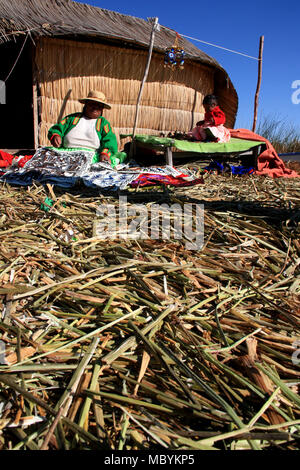 Leben auf der Isla Los Uros, die schwimmenden Inseln der Uros Menschen auf dem Titicacasee in der Nähe von Puno, Peru Stockfoto