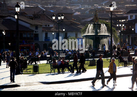 Beleuchtete Szene rund um den Springbrunnen auf dem Hauptplatz von Cusco, Peru Stockfoto