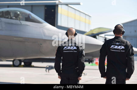 Von rechts, US Air Force Tech. Sgt. Jeff Baskin und Staff Sgt. Nick Banducci, Air Combat Command F-22 Raptor Demonstration Team Mannschaft Leiter, erwarten take-off an der FIDAE (Feria Internacional del Aire y del Espacio) in Santiago, Chile, April 2, 2018. Die Mannschaft brachte 22 Flieger von Sicherheitskräften, niedrige beobachtbaren Aircraft Maintenance, zerstörungsfreie Prüfung und eine erste Sergeant eine sichere und erfolgreiche Reise zu gewährleisten. Stockfoto