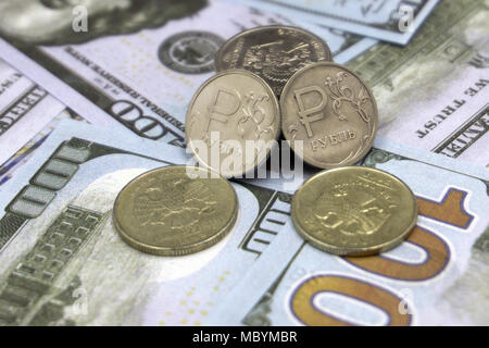 Der Fall des Rubels gegenüber dem US-Dollar Hintergrund Stockfoto