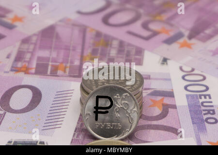 Münze Rubel vor dem Hintergrund der Euro-Banknoten Stockfoto