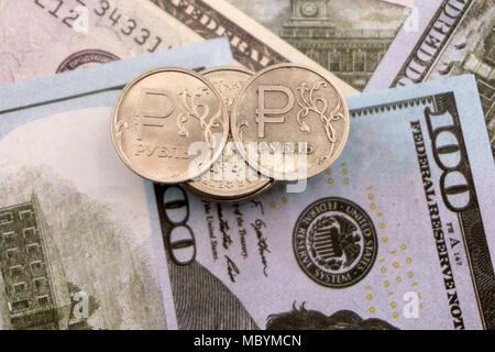 ein Rubel vor dem Hintergrund Hintergrund der US-Dollar-Münze Stockfoto