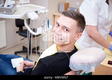 Glückliche junge Mann im Behandlungsstuhl sitzen Stockfoto
