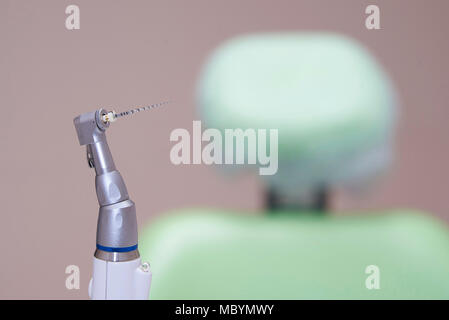 Dental Werkzeug close-up vor dem Hintergrund einer unscharfen zahnmedizinischen Stuhl. Kopieren Sie Platz. Stockfoto