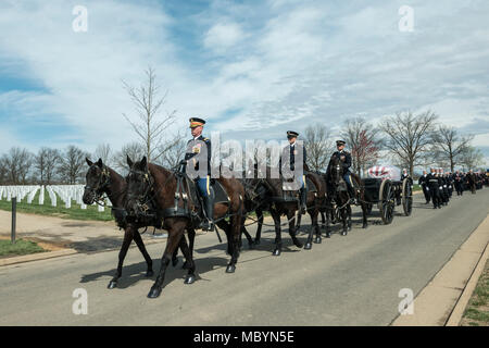 Die 3d-US-Infanterie Regiment (Die Alte Garde) Caisson Platoon in der vollen Ehren Beerdigung der U.S. Navy Kapitän Thomas J. Hudner in Abschnitt 54 der Arlington National Cemetery, Arlington, Virginia, April 4, 2018 teilnehmen. Von der US-Marine: Angenommen in der Marineschule 1943 Hudner war als Offizier im Jahre 1946 in Auftrag gegeben und wurde ein Aviation Officer im Jahr 1949. Am Dez. 4, 1950 Hudner und sein Geschwader waren, die Unterstützung der amerikanischen Truppen während der Schlacht um die chosin Reservoir im koreanischen Krieg, wenn einer der Hudner des Geschwaders Gehilfen, Fähnrich Jesse L. Brown, der ersten African-Ameri Stockfoto