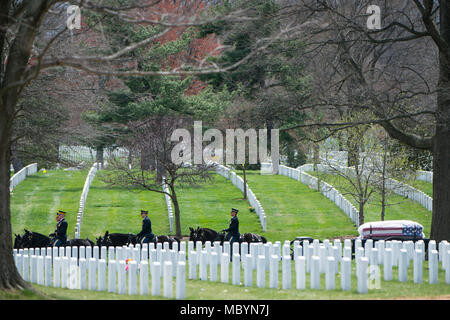 Die 3d-US-Infanterie Regiment (Die Alte Garde) Caisson Platoon in der vollen Ehren Beerdigung der U.S. Navy Kapitän Thomas J. Hudner in Abschnitt 54 der Arlington National Cemetery, Arlington, Virginia, April 4, 2018 teilnimmt. Von der US-Marine: Angenommen in der Marineschule 1943 Hudner war als Offizier im Jahre 1946 in Auftrag gegeben und wurde ein Aviation Officer im Jahr 1949. Am Dez. 4, 1950 Hudner und sein Geschwader waren, die Unterstützung der amerikanischen Truppen während der Schlacht um die chosin Reservoir im koreanischen Krieg, wenn einer der Hudner des Geschwaders Gehilfen, Fähnrich Jesse L. Brown, der ersten African-Amer Stockfoto