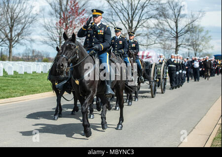 Die 3d-US-Infanterie Regiment (Die Alte Garde) Caisson Platoon in der vollen Ehren Beerdigung der U.S. Navy Kapitän Thomas J. Hudner in Abschnitt 54 der Arlington National Cemetery, Arlington, Virginia, April 4, 2018 teilnehmen. Von der US-Marine: Angenommen in der Marineschule 1943 Hudner war als Offizier im Jahre 1946 in Auftrag gegeben und wurde ein Aviation Officer im Jahr 1949. Am Dez. 4, 1950 Hudner und sein Geschwader waren, die Unterstützung der amerikanischen Truppen während der Schlacht um die chosin Reservoir im koreanischen Krieg, wenn einer der Hudner des Geschwaders Gehilfen, Fähnrich Jesse L. Brown, der ersten African-Ameri Stockfoto