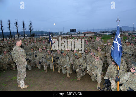 Us-Armee Oberstleutnant Jim D. Keirsey (links), Kommandant der 2. Battalion (Airborne), 503Rd Infanterie Regiment, 173Rd Airborne Brigade, während Bataillon Ebene PT an Caserma Del Din, Vicenza, Italien, April 4, 2017. Die 173Rd Airborne Brigade ist der US-Armee Contingency Response Force in Europa, die in der Projektion bereit Kräfte überall in den USA in Europa, Afrika oder Zentrale Befehle Verantwortungsbereiche innerhalb von 18 Stunden. Stockfoto