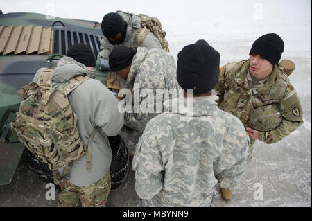 Fallschirmjäger in die 4 Infantry Brigade Combat Team (Airborne), 25 Infanterie Division, U.S. Army Alaska zugeordnet, berechnen Sie Ihre Position auf der Karte während der Durchführung ein Land navigation Kurs auf gemeinsamer Basis Elmendorf-Richardson, Alaska, 4. April 2018. Die Soldaten ihre Fähigkeiten Kurse mit einem lensatic Kompass, Winkelmesser zu plotten, und ein Maßstab 1:25.000 Karte, zu navigieren und Punkte unter Verwendung der bereitgestellten grid Koordinaten suchen innerhalb einer vorgegebenen Zeit. Stockfoto