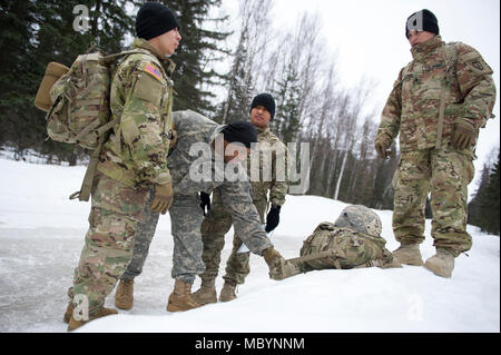 Fallschirmjäger in die 4 Infantry Brigade Combat Team (Airborne), 25 Infanterie Division, U.S. Army Alaska zugeordnet, während ein Land navigation Kurs auf gemeinsamer Basis Elmendorf-Richardson, Alaska, 4. April 2018 zu verschieben. Die Soldaten ihre Fähigkeiten Kurse mit einem lensatic Kompass, Winkelmesser zu plotten, und ein Maßstab 1:25.000 Karte, zu navigieren und Punkte unter Verwendung der bereitgestellten grid Koordinaten suchen innerhalb einer vorgegebenen Zeit. Stockfoto
