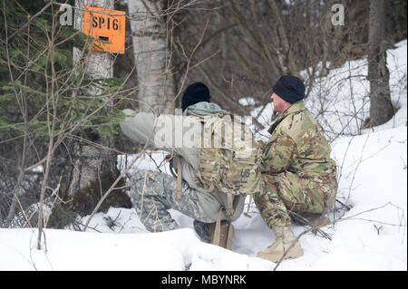 Fallschirmjäger in die 4 Infantry Brigade Combat Team (Airborne), 25 Infanterie Division, U.S. Army Alaska zugeordnet, führen ein Land navigation Kurs auf gemeinsamer Basis Elmendorf-Richardson, Alaska, 4. April 2018. Die Soldaten ihre Fähigkeiten Kurse mit einem lensatic Kompass, Winkelmesser zu plotten, und ein Maßstab 1:25.000 Karte, zu navigieren und Punkte unter Verwendung der bereitgestellten grid Koordinaten suchen innerhalb einer vorgegebenen Zeit. Stockfoto