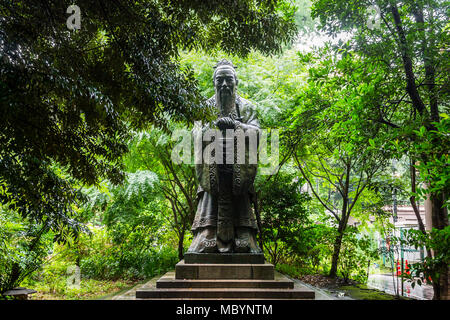 Tokio, Japan. Bronzestatue des Konfuzius, chinesischer Politiker und Philosoph, auf dem Yushima-hügel Seido, einem Konfuzianischen Tempel in der Nähe von bunkyo Stockfoto