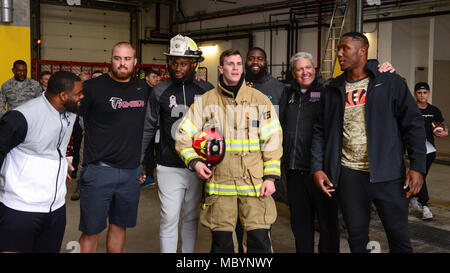 Sechs NFL Sterne besuchen Flieger auf Aviano Air Base, Italien, April 4, 2018. Der Besuch war Teil eines USO-Tour nach Italien und Deutschland. Die Sterne sind Mario Addison, Carolina Panthers defensive End; Carlos Dunlap, Cincinnati Bengals defensive Ende; Ben Girlande, Atlanta guard Falken; Mark Ingram, New Orleans Saints zurück laufen; Latavius Murray, Minnesota Vikings zurück laufen; und Rex Ryan, ehemaliger NFL Head Coach und aktuelle ESPN Analytiker. Stockfoto