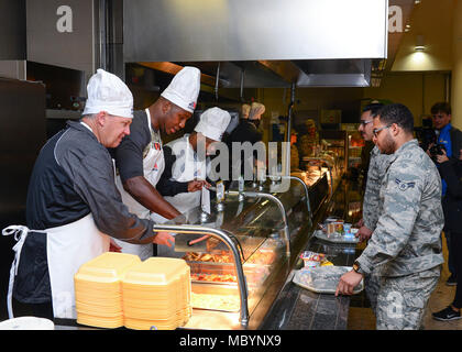 Sechs NFL Sterne besuchen Flieger auf Aviano Air Base, Italien, April 4, 2018. Der Besuch war Teil eines USO-Tour nach Italien und Deutschland. Die Sterne sind Mario Addison, Carolina Panthers defensive End; Carlos Dunlap, Cincinnati Bengals defensive Ende; Ben Girlande, Atlanta guard Falken; Mark Ingram, New Orleans Saints zurück laufen; Latavius Murray, Minnesota Vikings zurück laufen; und Rex Ryan, ehemaliger NFL Head Coach und aktuelle ESPN Analytiker. Stockfoto