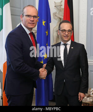 Simon Coveney, Irlands T‡naiste (stellvertretender Premierminister) und Minister für auswärtige Angelegenheiten und Handel (links) mit Heiko Maas, dem deutschen Außenminister, vor den offiziellen Gesprächen im Iveagh House in Dublin. Stockfoto