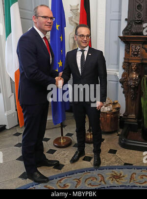 Simon Coveney, Irlands T‡naiste (stellvertretender Premierminister) und Minister für auswärtige Angelegenheiten und Handel (links) mit Heiko Maas, dem deutschen Außenminister, vor den offiziellen Gesprächen im Iveagh House in Dublin. Stockfoto