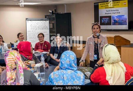 Indonesien (4. April 2018) Yolanda Piliang, ein Eingeborener von Indonesien, gibt eine Rede während der Frauen Frieden und Sicherheit Symposium an Bord Military Sealift Command Hospital Ship USNS Mercy (T-AH 19) Während der Indonesien mission Stoppen der pazifischen Partnerschaft 2018 (PP18). PP18's Mission ist es, gemeinsam mit Gastgeber und Partner Nationen zu arbeiten regionaler Interoperabilität und Disaster Response Funktionen, erhöhen die Stabilität und Sicherheit in der Region zu stärken, und neue und dauerhafte Freundschaften in der gesamten indopazifischen Region fördern. Pazifische Partnerschaft, der nun in seinem 13. Iteration, ist die größte jährliche Multi Stockfoto