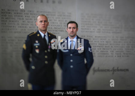 New Jersey Army National Guard Sgt. Ryan McGinnis, Links, und New Jersey Air National Guard Tech. Sgt. Kenneth Faria stehen für ein Portrait nach Erhalt der New Jersey Distinguished Service Medal mit einem Veteranen Siegerehrung am Sitz von Johnson&Johnson in New Brunswick, New Jersey, April 4, 2018. McGinnis und Faria sind beide Studenten an der Rutgers Universität, auch in New Brunswick. Stockfoto