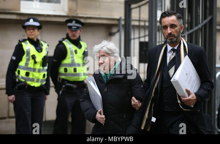 Ehemalige katalanische Minister Professor Clara Ponsati, die Auslieferung nach Spanien, kommt an Edinburgh Sheriff Court für eine Auslieferung zu hören. Stockfoto