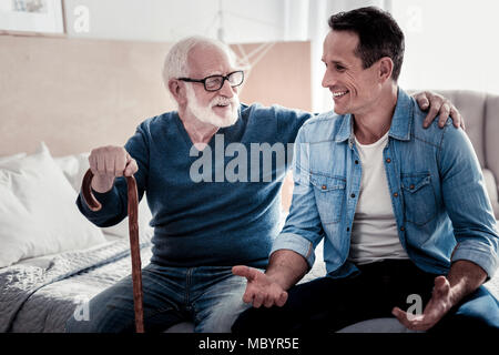 Happy netter Mann verbringt Zeit mit seinem Vater Stockfoto