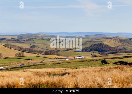 Auf der Suche nach Norden von einem Aussichtspunkt in der Nähe der Oberseite von Macclesfield Wald auf einem hellen und sonnigen April Morgen Stockfoto