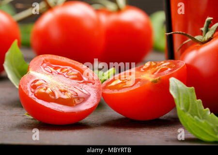 Tomatensaft mit Gemüse und Basilikum auf hölzernen Hintergrund Stockfoto