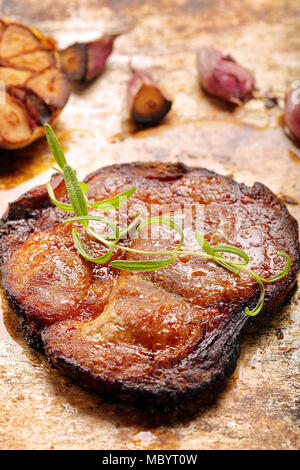 Gebratenes Schweinefleisch vom Grill Hals mit Knoblauch auf rustikalen Hintergrund Stockfoto