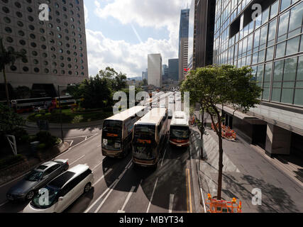 Blick hinunter auf der Suche Connaught Road, Hong Kong Central Business District, von der Zentralen erhöhten Laufsteg genommen Stockfoto