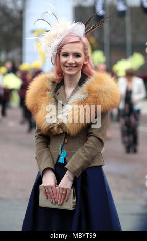 Eine racegoer kommt vor der Tag einer der 2018 Randox Gesundheit Grand National in Aintree Racecourse, Liverpool. Stockfoto