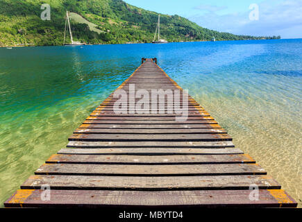 Alte hölzerne Brücke Pier am schönen Meer Stockfoto