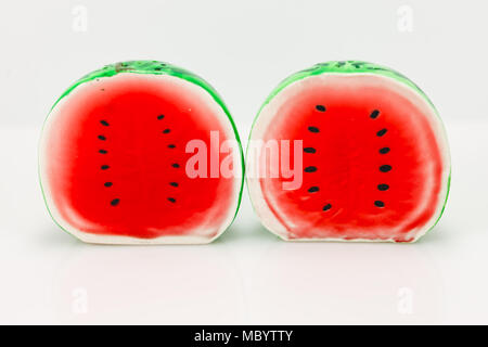 Keramik Wassermelone geformten Salz- und Pfefferstreuer Stockfoto