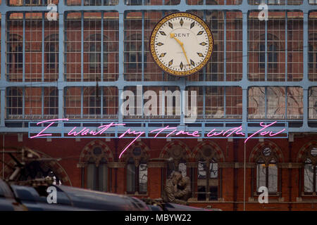 Das neue Kunstwerk mit dem Titel "Ich möchte meine Zeit mit Ihnen" durch Britische (Britpop) Künstler Tracy Emin hängt über der Bahnhofshalle am St. Pancras Station, am 10. April 2018 in London, England. Das ist das sechste Jahr der Terrasse Kabel Kommission - und in der Feier des 150jährigen Jubiläums der St Pancras International und der 250. Jahrestag der Königlichen Akademie der Künste, von einem der Londoner Mainline Station, die Londoner Hub für Eurostar - der 20 Meter lange Gruß Pendler liest "Ich möchte meine Zeit mit Ihnen" und Emin denkt, dass sie mit dem Zug anreisen und von einem Geliebten traf, als sie ihre Arme um die put Stockfoto