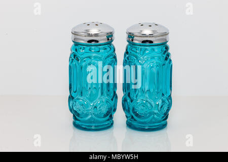 Blaues Glas und Silber überstieg Salz- und Pfefferstreuer set Stockfoto