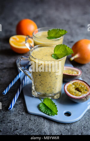 Erfrischende Passionsfrucht und orange Smoothie in einem Glas Tassen Stockfoto