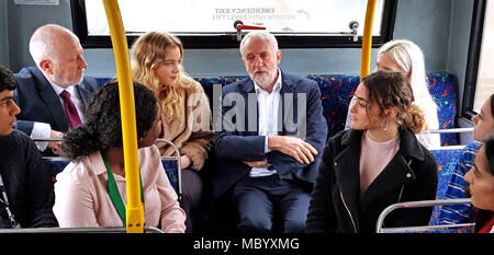 Der Führer der Jeremy Corbyn (Mitte) und Verkehrsminister Andy McDonald (links) sprechen mit Schülern aus Littleover Community School in Derby, wo Sie eine neue Politik im Bus Reisen für junge Leute ins Leben gerufen. Stockfoto