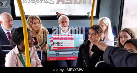 Der Führer der Jeremy Corbyn (Mitte) und Verkehrsminister Andy McDonald (links) sprechen mit Schülern aus Littleover Community School in Derby, wo Sie eine neue Politik im Bus Reisen für junge Leute ins Leben gerufen. Stockfoto