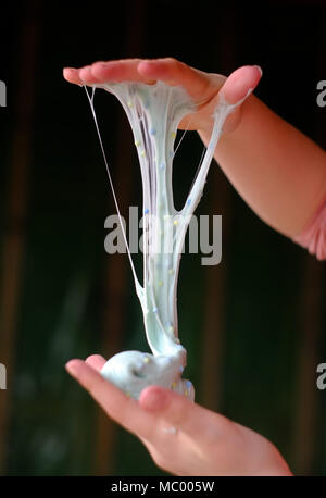 Kind mit hausgemachten Schleim. Die neuen Verrücktheit verwendet Borax und PVA Leim und Farbe bunte Mischungen zu machen. Stockfoto