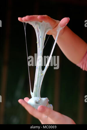 Kind mit hausgemachten Schleim. Die neuen Verrücktheit verwendet Borax und PVA Leim und Farbe bunte Mischungen zu machen. Stockfoto