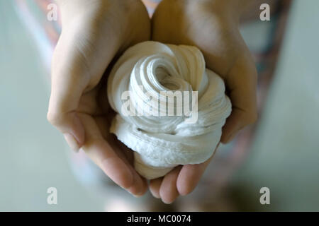 Kind mit hausgemachten Schleim. Die neuen Verrücktheit verwendet Borax und PVA Leim und Farbe bunte Mischungen zu machen. Stockfoto