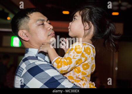 Service für Mitglieder und ihre Töchter nehmen an der Stiefel'n Belles Daddy-Daughter Dance an Marine Corps Air Station Iwakuni, Japan, Jan. 13, 2018. Väter und Töchter tanzten, machte Bilder, Spiele gespielt und gewonnen Gewinnspiel Wettbewerbe, wie sie die Nacht gemeinsam erstellt und Erinnerungen zusammen. (U.S. Marine Corps Foto von Cpl. Gabriela Garcia-Herrera) Stockfoto