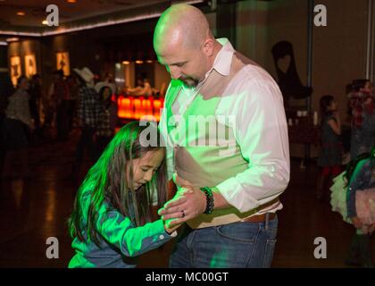 Service für Mitglieder und ihre Töchter nehmen an der Stiefel'n Belles Daddy-Daughter Dance an Marine Corps Air Station Iwakuni, Japan, Jan. 13, 2018. Väter und Töchter tanzten, machte Bilder, Spiele gespielt und gewonnen Gewinnspiel Wettbewerbe, wie sie die Nacht gemeinsam erstellt und Erinnerungen zusammen. (U.S. Marine Corps Foto von Cpl. Gabriela Garcia-Herrera) Stockfoto