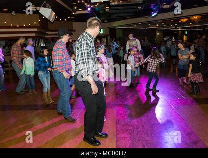 Service für Mitglieder und ihre Töchter nehmen an der Stiefel'n Belles Daddy-Daughter Dance an Marine Corps Air Station Iwakuni, Japan, Jan. 13, 2018. Väter und Töchter tanzten, machte Bilder, Spiele gespielt und gewonnen Gewinnspiel Wettbewerbe, wie sie die Nacht gemeinsam erstellt und Erinnerungen zusammen. (U.S. Marine Corps Foto von Cpl. Gabriela Garcia-Herrera) Stockfoto