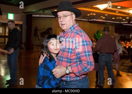 Service für Mitglieder und ihre Töchter nehmen an der Stiefel'n Belles Daddy-Daughter Dance an Marine Corps Air Station Iwakuni, Japan, Jan. 13, 2018. Väter und Töchter tanzten, machte Bilder, Spiele gespielt und gewonnen Gewinnspiel Wettbewerbe, wie sie die Nacht gemeinsam erstellt und Erinnerungen zusammen. (U.S. Marine Corps Foto von Cpl. Gabriela Garcia-Herrera) Stockfoto