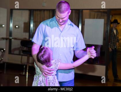 Service für Mitglieder und ihre Töchter nehmen an der Stiefel'n Belles Daddy-Daughter Dance an Marine Corps Air Station Iwakuni, Japan, Jan. 13, 2018. Väter und Töchter tanzten, machte Bilder, Spiele gespielt und gewonnen Gewinnspiel Wettbewerbe, wie sie die Nacht gemeinsam erstellt und Erinnerungen zusammen. (U.S. Marine Corps Foto von Cpl. Gabriela Garcia-Herrera) Stockfoto