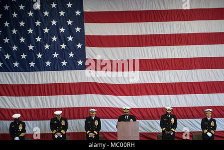 180112-N-FE 442-090 Norfolk, Virginia (Jan. 12, 2018) Cmdr. John Logan, ein Marine Kaplan, liefert der Aufruf bei einem Befehl Zeremonie an Bord der Flugzeugträger USS George H.W. gehalten Bush (CVN 77). Kapitän Sean Bailey entlastet Kapitän wird Pennington als Kommandierender Offizier während einer Zeremonie an Bord des Schiffes statt. (U.S. Marine Foto von Mass Communication Specialist 3. Klasse Matt Matlage / freigegeben) Stockfoto