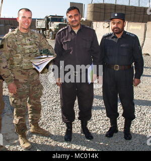 Der afghanischen nationalen Polizei (ANP) 303rd Zone G4 Oberst Pacha (Mitte rechts) und Unterstützung Kandak Kommandant Oberst Azatyer Zarif (rechts) werden von der Task Force Südosten Polizei Advisor Team (PAT) G4 Advisor 1. Lt. Benjamin Skelton (Mitte links) des 3 Infanterie Division Main Command Post operative Trennung während einer Schlüssel-Führer - Engagement bei AP Blitz Kraftstoffverbrauch und Ausrüstung Statusberichte für die Zone zu überprüfen, begrüßt. Stockfoto