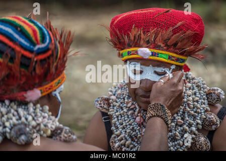 Eine Frau in der traditionellen Tracht in ihr Gesicht gemalt, Mount Hagen Show, Papua-Neuguinea Stockfoto